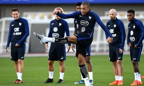 Cả đội đứng nhìn Mbappe dứt điểm điệu nghệ trong buổi tập thứ 2