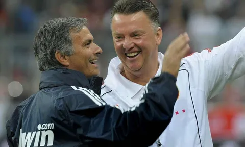 Cách Man Utd sa thải Mourinho tệ thế nào so với Van Gaal?