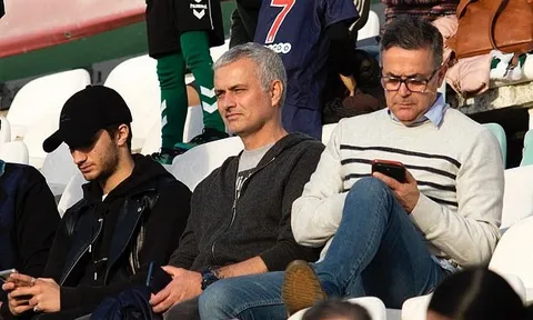 Cách xa M.U nghìn dặm, Mourinho chứng kiến thêm 1 thất bại