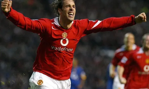 Cãi nhau với Ronaldo, Van Nistelrooy bị tống khỏi Man United