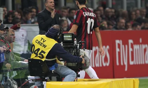 Calhanoglu nhận thẻ đỏ vì...quên
