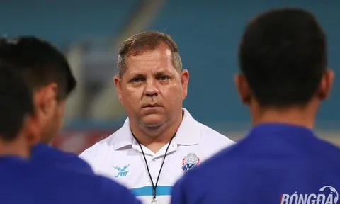 HLV Vitorino trầm tư dù “Messi Campuchia” hoàn toàn khỏe mạnh.