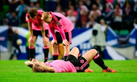 'Cầm vàng để vàng rơi', Scotland tức tưởi rời cuộc chơi