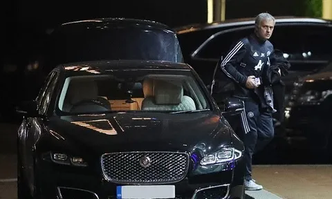 CẬN CẢNH: Mourinho 'chạy vắt giò lên cổ' để kịp chiến Chelsea