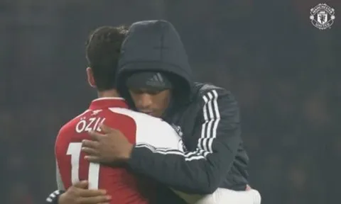 CẬN CẢNH: Ozil ôm chầm lấy cầu thủ, BHL Man United thân thiết