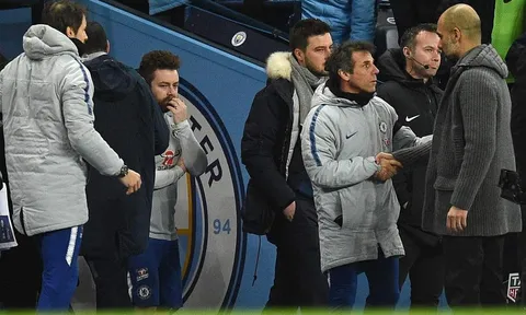 Sarri lướt qua như 'người vô hình', để lại Pep bơ vơ giữa đám đông