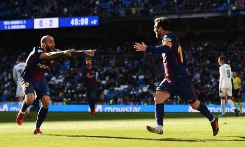 CẬN CẢNH: Hạ sát Real, Messi ăn mừng tuột luôn cả giày