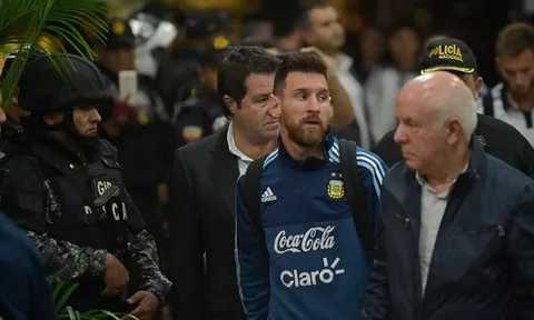 Cảnh sát bao quanh Messi khi Argentina đặt chân đến Ecuador