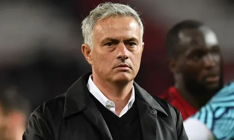 'Cánh tay phải' của Sir Alex chỉ điểm Mourinho cách thoát khỏi khủng hoảng