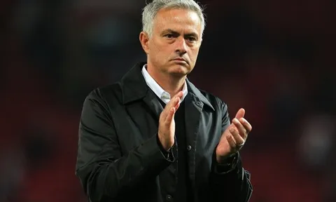 Cantona mượn Sir Alex để chỉ ra "khuyết điểm" lớn của Mourinho
