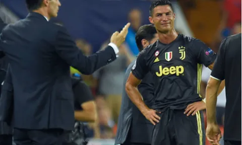 Ronaldo "đáp trả" Messi bằng thẻ đỏ, Juventus 10 người vẫn... đả bại Valencia