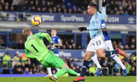 Hàng xóm "phản bội", Liverpool chính thức bị Man City soán ngôi vương EPL