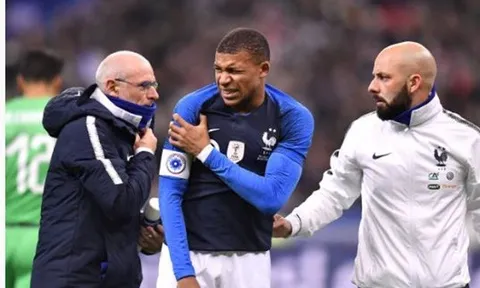 Tuyển Pháp bàng hoàng với hình ảnh Mbappe đau đớn trên sân