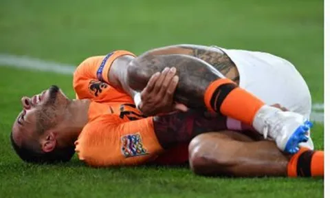 Không chỉ tịt ngòi, Depay còn làm người hâm mộ lo sốt vó với hình ảnh này