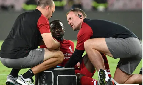 "Lá bài tẩy" Liverpool đau đớn rời sân bằng cáng