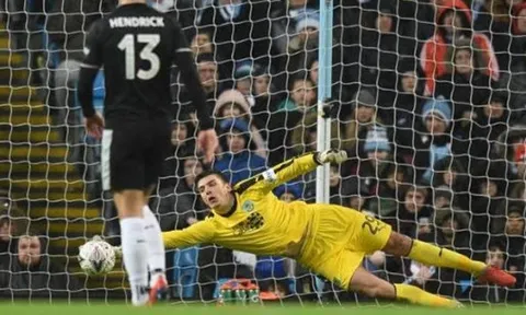 Dàn sao Man City nản lòng trước "De Gea" của Burnley