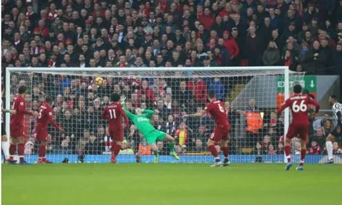 Mọi người nín thở với cú sút này của Lovren