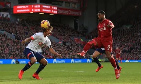 Hàng thủ Bournemouth biến thành "trò hề" sau pha bóng của Wijnaldum