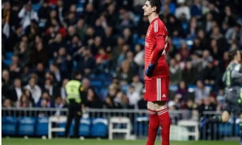 Courtois bất lực trước hàng thủ mơ ngủ của Kền kền trắng