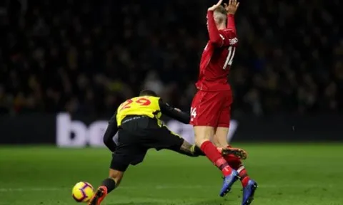 Đội trưởng Liverpool suýt thành tội đồ với pha bóng ngớ ngẩn
