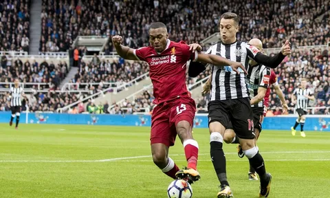 Carragher: Liverpool gặp vấn đề vì không học theo Man Utd