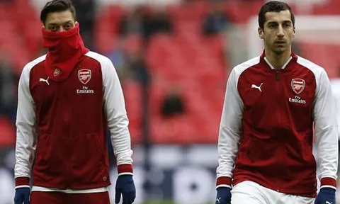 Jamie Carragher chỉ ra 2 'tử huyệt' trong hệ thống chiến thuật Arsenal