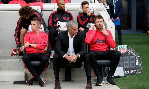 Carrick phá vỡ im lặng, lên tiếng về chuyện thay thế Mourinho