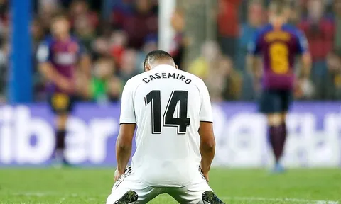 Casemiro quỳ gối bất lực trước thảm bại tại Camp Nou