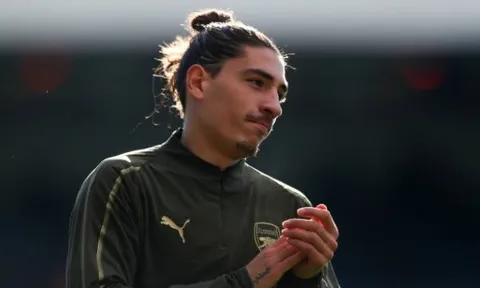 Hòa thất vọng, Emery tiết lộ lý do 'trảm' Bellerin chỉ sau 45 phút
