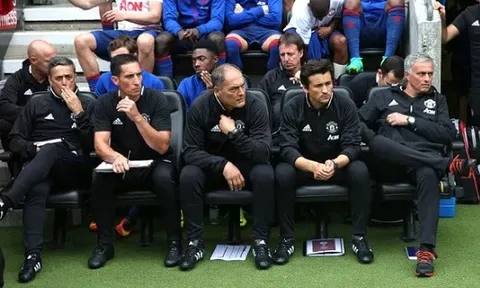 Ban huấn luyện Mourinho bị M.U quét sạch, chỉ duy nhất một người trụ lại