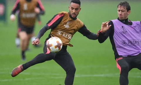 Cầu thủ Arsenal dầm mưa, nghe Wenger 'giáo huấn'
