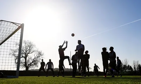 Cầu thủ Arsenal "đóng băng" trên sân tập trước derby