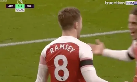 'Cầu thủ Fulham sững lại khi bóng chạm cột. Ramsey thì không'