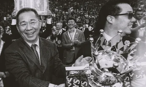 Cầu thủ Leicester cùng tri ân vị chủ tịch quá cố