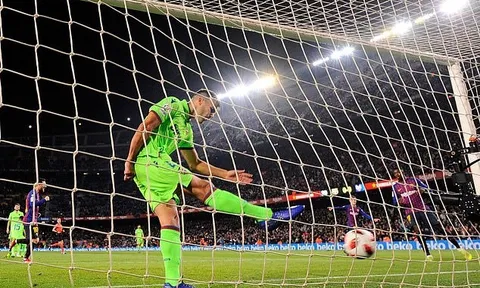 Cầu thủ Levante nóng máu vì cú đúp 'ăn rùa' của sao Barca