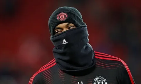 Cầu thủ Liverpool căng thẳng, phía M.U xuất hiện ninja trên sân Anfield