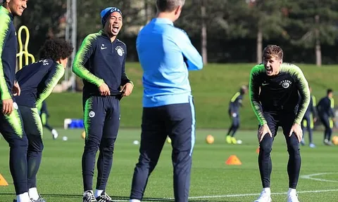 Cầu thủ Man City cười hả hê khi Liverpool đấu Arsenal