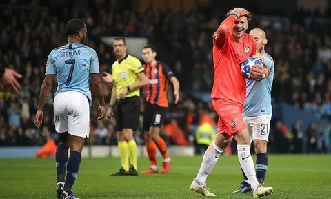 Cầu thủ Shakhtar Donetsk phản ứng ra sao khi nhìn Sterling "vấp cỏ" thành công?