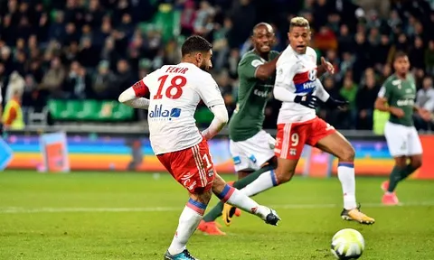 Cầu thủ 'suýt bị đánh' san bằng thành tích của Benzema