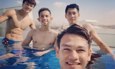 Tuyển Việt Nam xả hơi, khoe body cực chuẩn tại hồ bơi