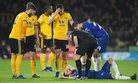Cầu thủ Wolves ôm mặt sau cú va chạm làm Fabregas nằm bất động