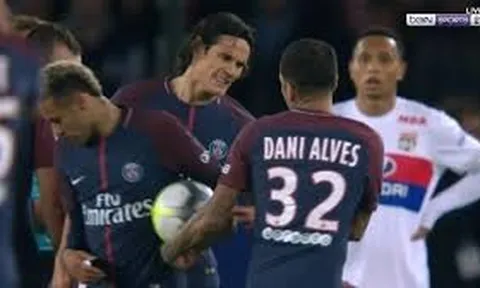 Cavani lại từ chối cho Neymar sút penalty