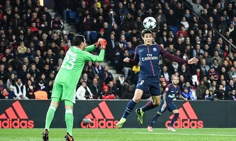 Cavani "méo mặt" tìm đường vào khung thành Anderlecht