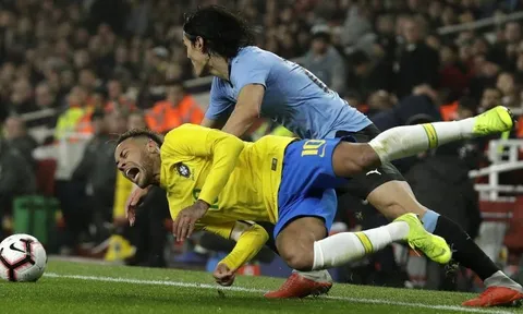 Cavani nói thẳng với Neymar: "Không có bạn bè gì hết"