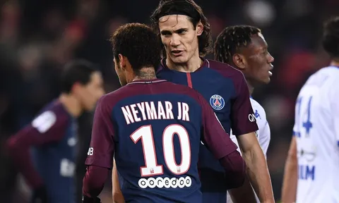 Cavani xin Neymar đá penalty và sút hỏng