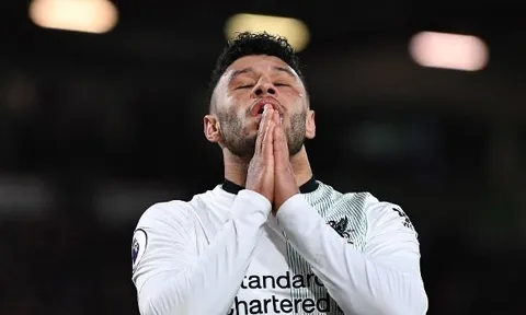 CĐV Arsenal CHỬI Chamberlain: Mày chỉ là thằng dự bị!