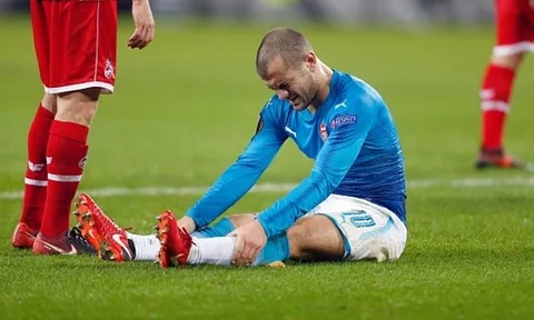 CĐV Arsenal thót tim trước cảnh Wilshere ôm chân nhăn nhó