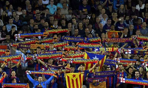 CĐV Barca biến Camp Nou thành "mồ chôn" chủ tịch Bartomeu