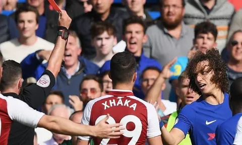 CĐV Chelsea tranh cãi nảy lửa vì chiếc thẻ đỏ của David Luiz
