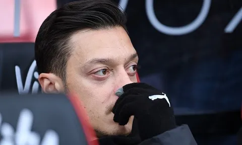 CĐV có buồn lòng khi thấy hình ảnh này của Ozil ngoài được đường pitch?